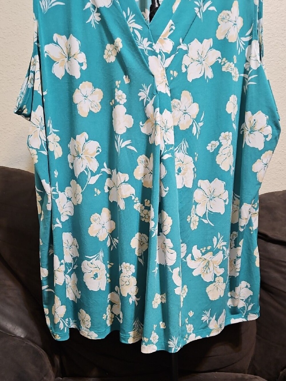 Lane Bryant Teal Floral Sleeveless Faux-Wrap V-Neck Blouse - Picture 3 of 6